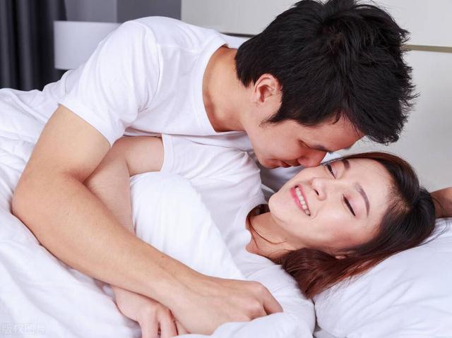 当着女朋友面睡她闺蜜面对情感纠葛，如何妥善处理与女友及她闺蜜之间的关系-第3张图片
