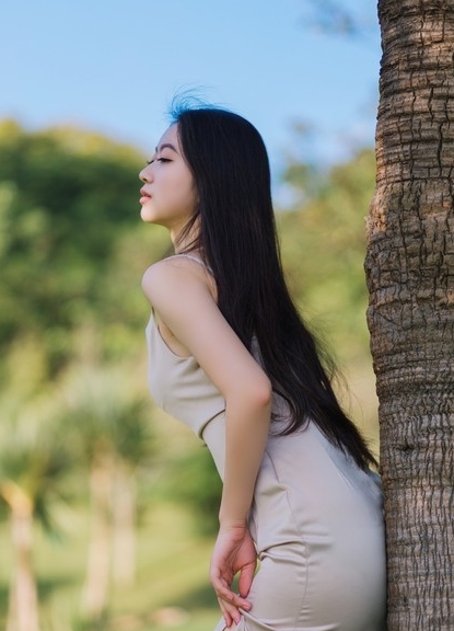 老赵抱着媛媛在厨房做小说厨房里的温暖故事——老赵与媛媛的创作时光