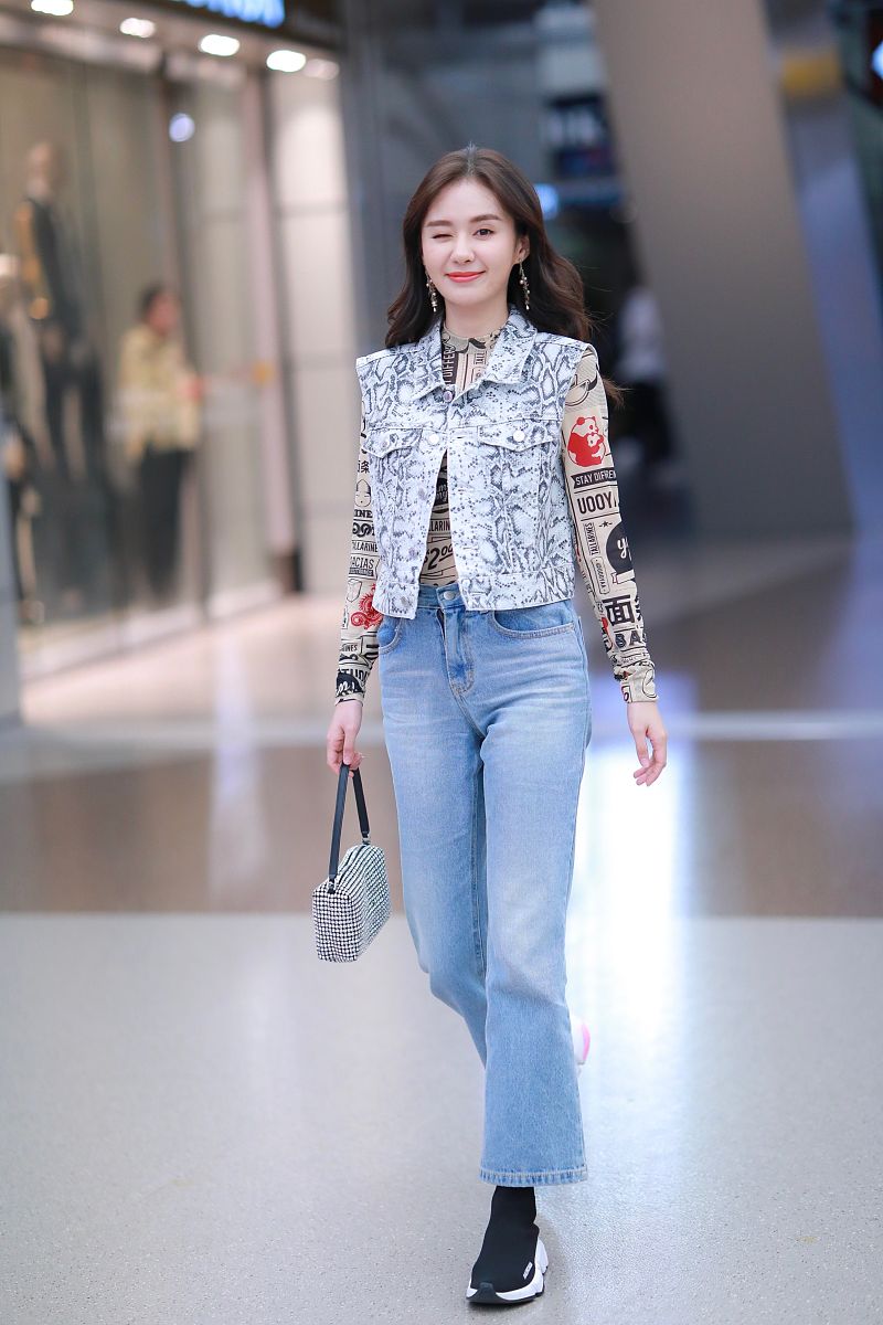 女士大腿叉开图片高清女士腿部姿态的审美与文化探讨——以大腿叉开图片为例-第1张图片