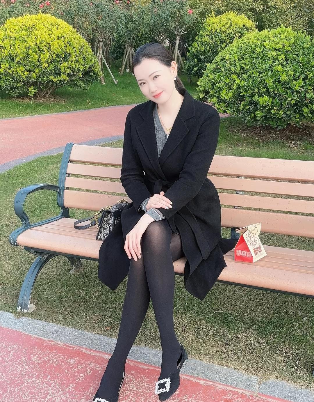 制服与丝袜的交织电影，时尚与艺术的完美结合-第3张图片