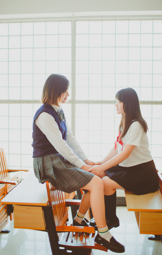 女女百合是什么意思?百合女玩JK制服互摸互慰的探索-第2张图片