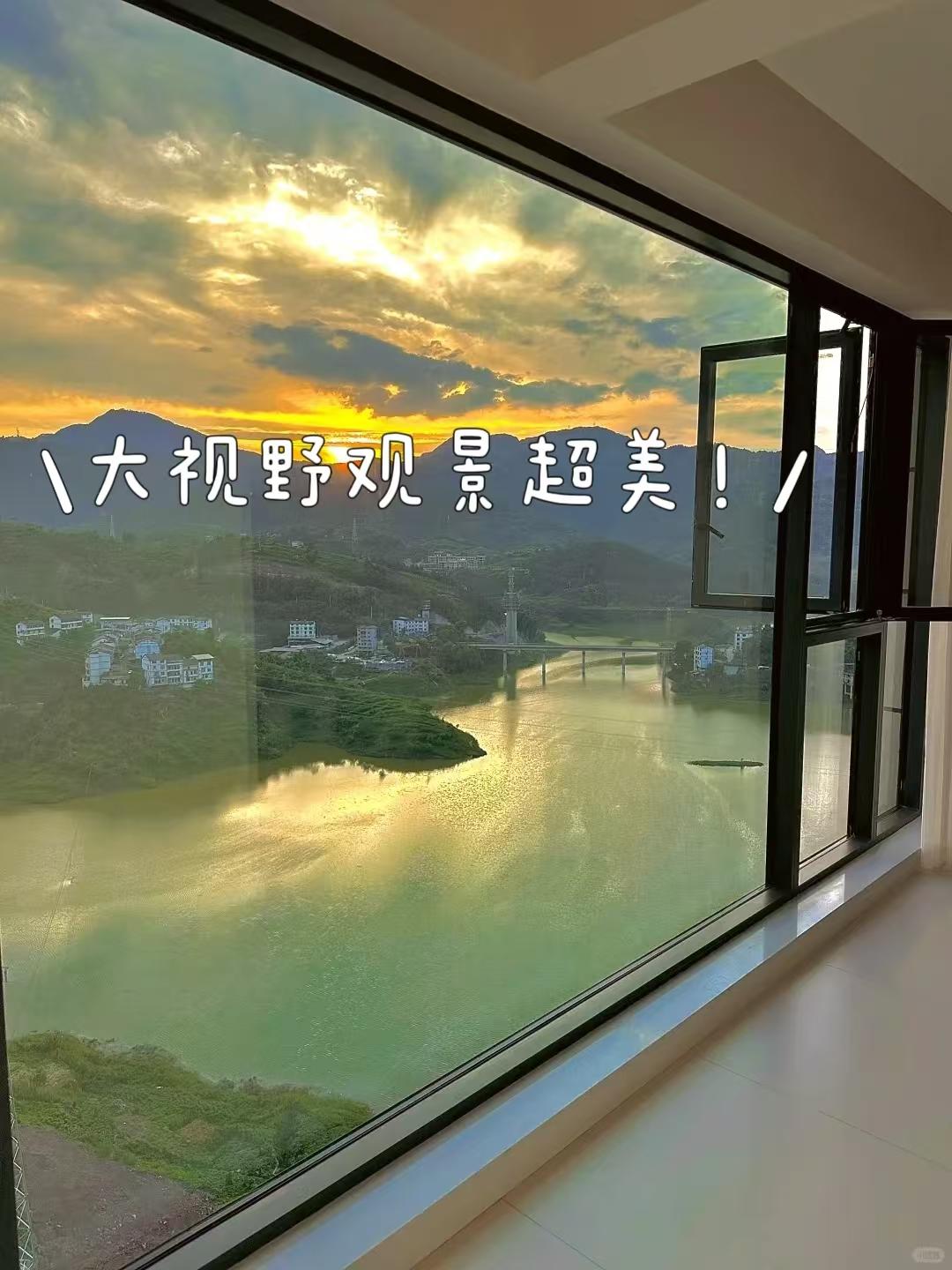 趴在玻璃窗做给别人看的视频大全图片玻璃窗下的精彩瞬间——趴在玻璃窗做给别人看的视频大全