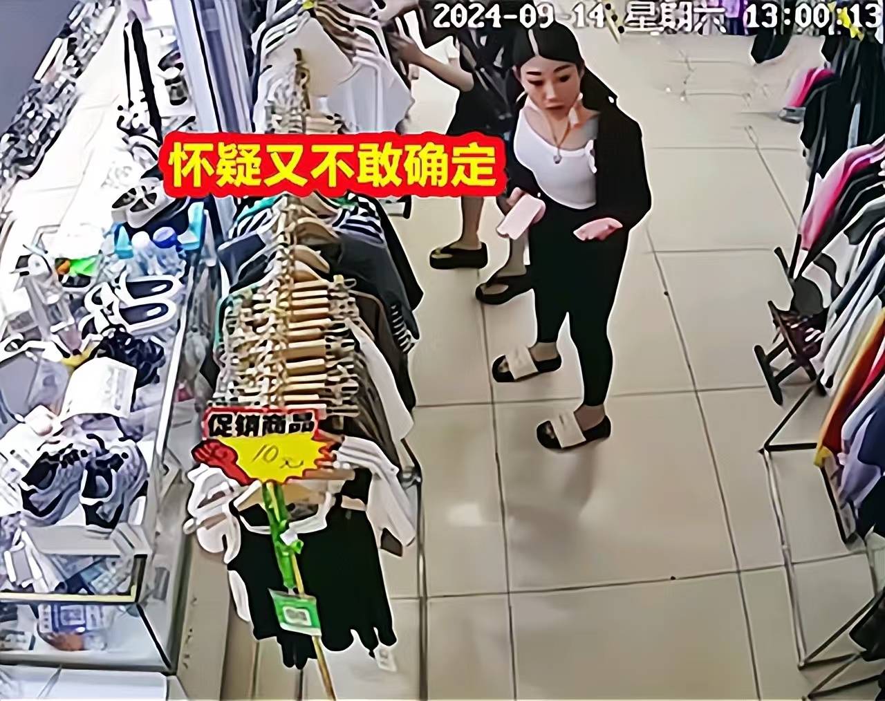 男子对监控脱裤子的看法监控下的尴尬瞬间，男子为何在监控前脱裤子？-第2张图片