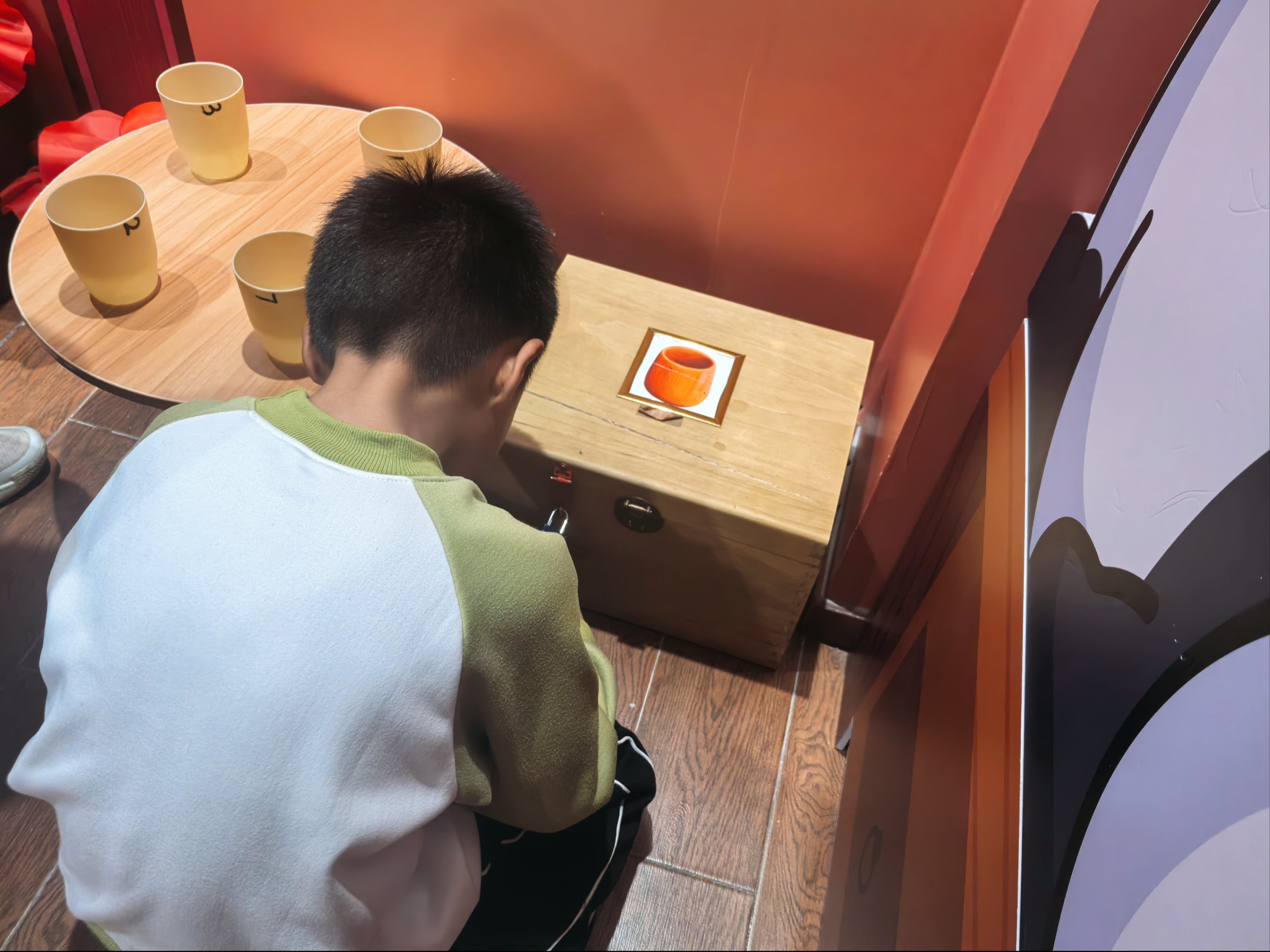 宝宝对准了坐下来自己做动作宝宝自我探索的奇妙世界，对准了坐下来自己做动作-第3张图片