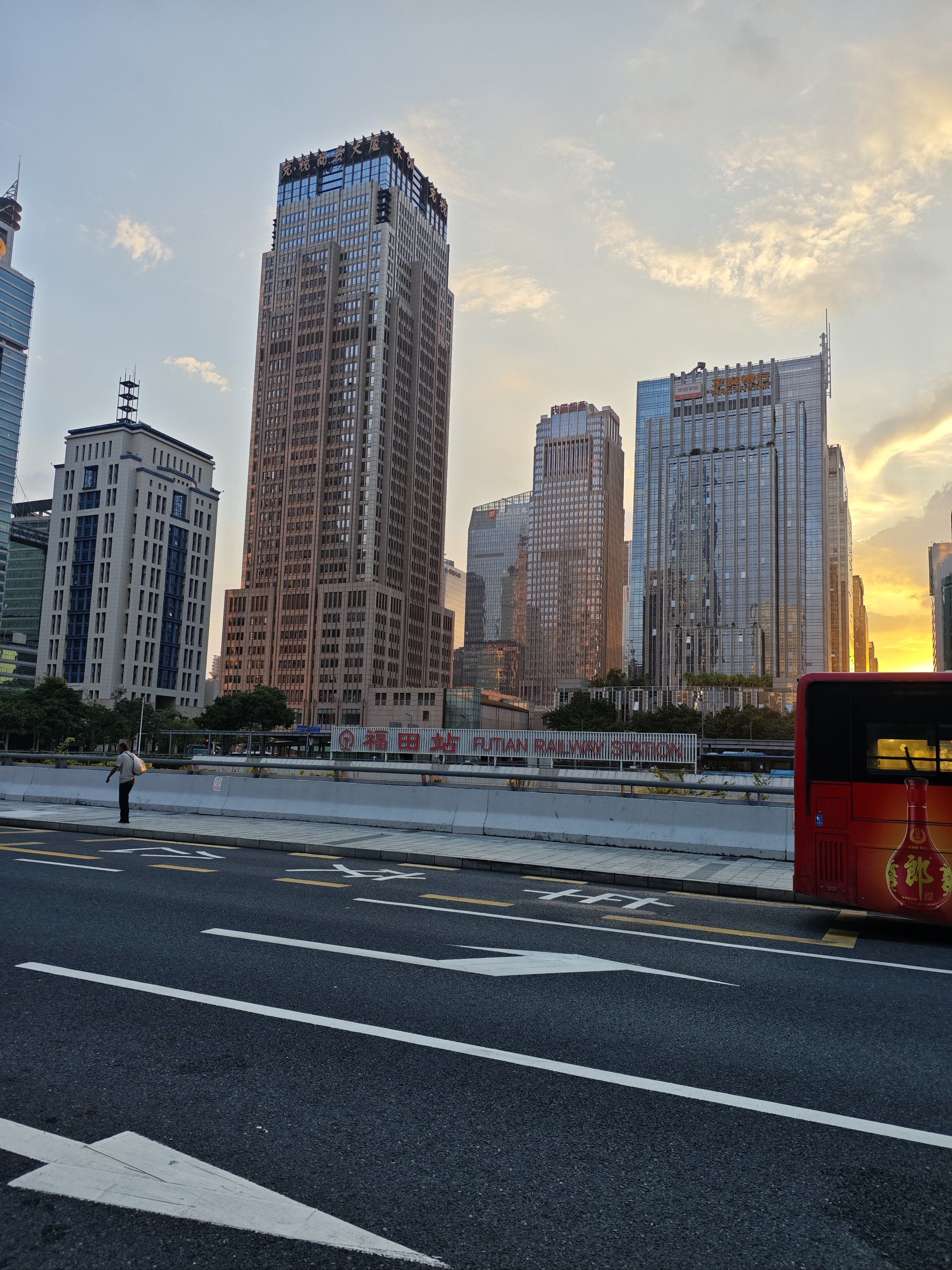 坐公交车最后一排轮坐公交车的最后一排轮，一种独特的城市体验-第1张图片