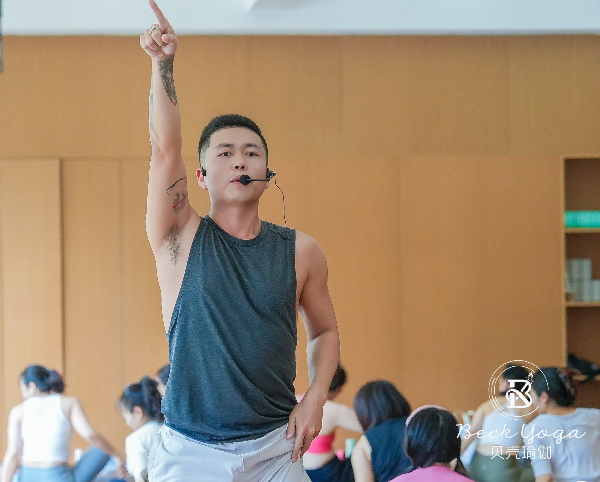 妻子瑜伽课上与男教练体位妻子瑜伽课上的体位与男教练的互动-第1张图片