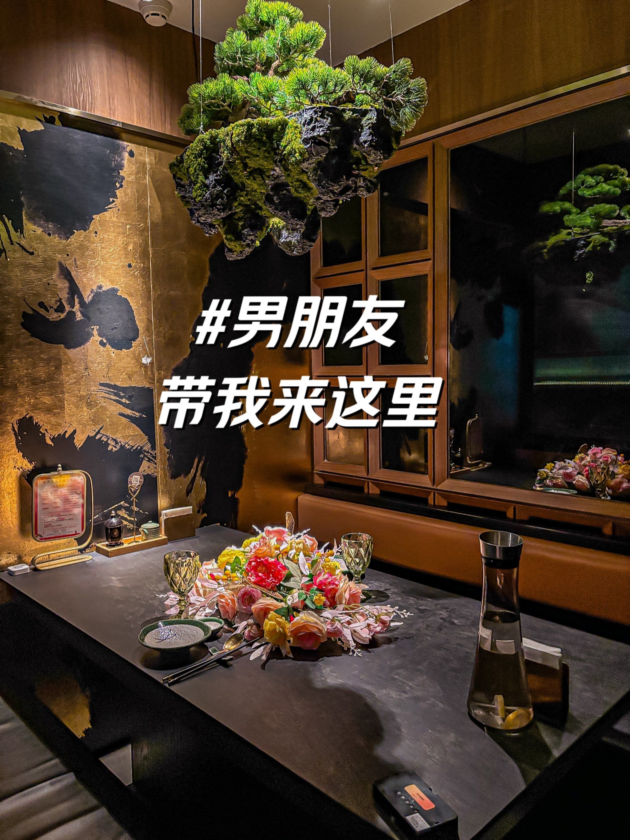 在自己家里玩朋友妻子与友共聚，意外邂逅朋友妻子的独特体验