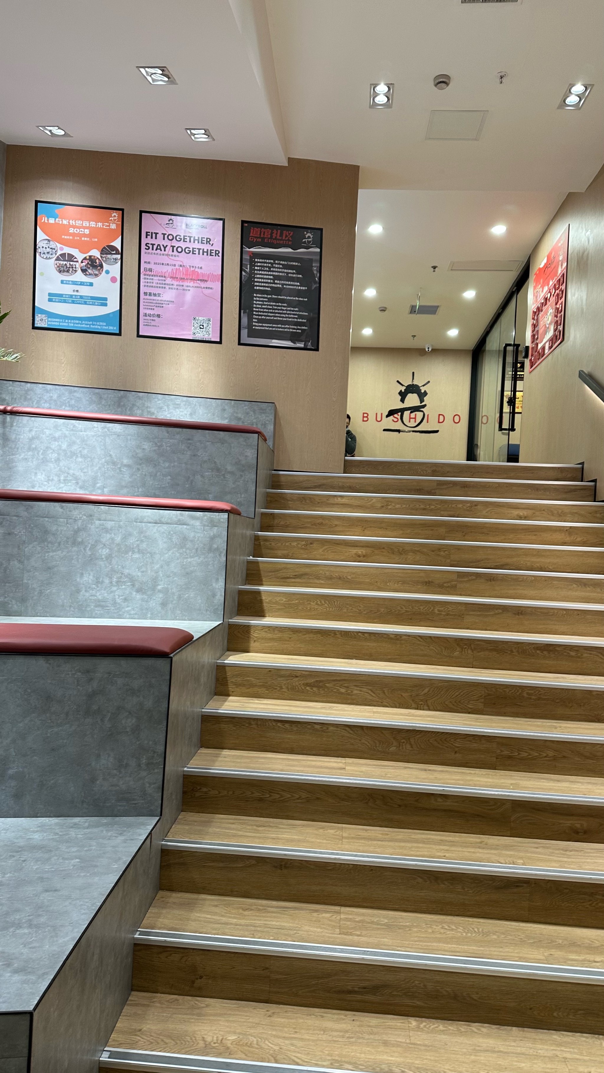 宝宝自己坐下来运动一下好吗宝宝自主运动，自己坐下来动一动