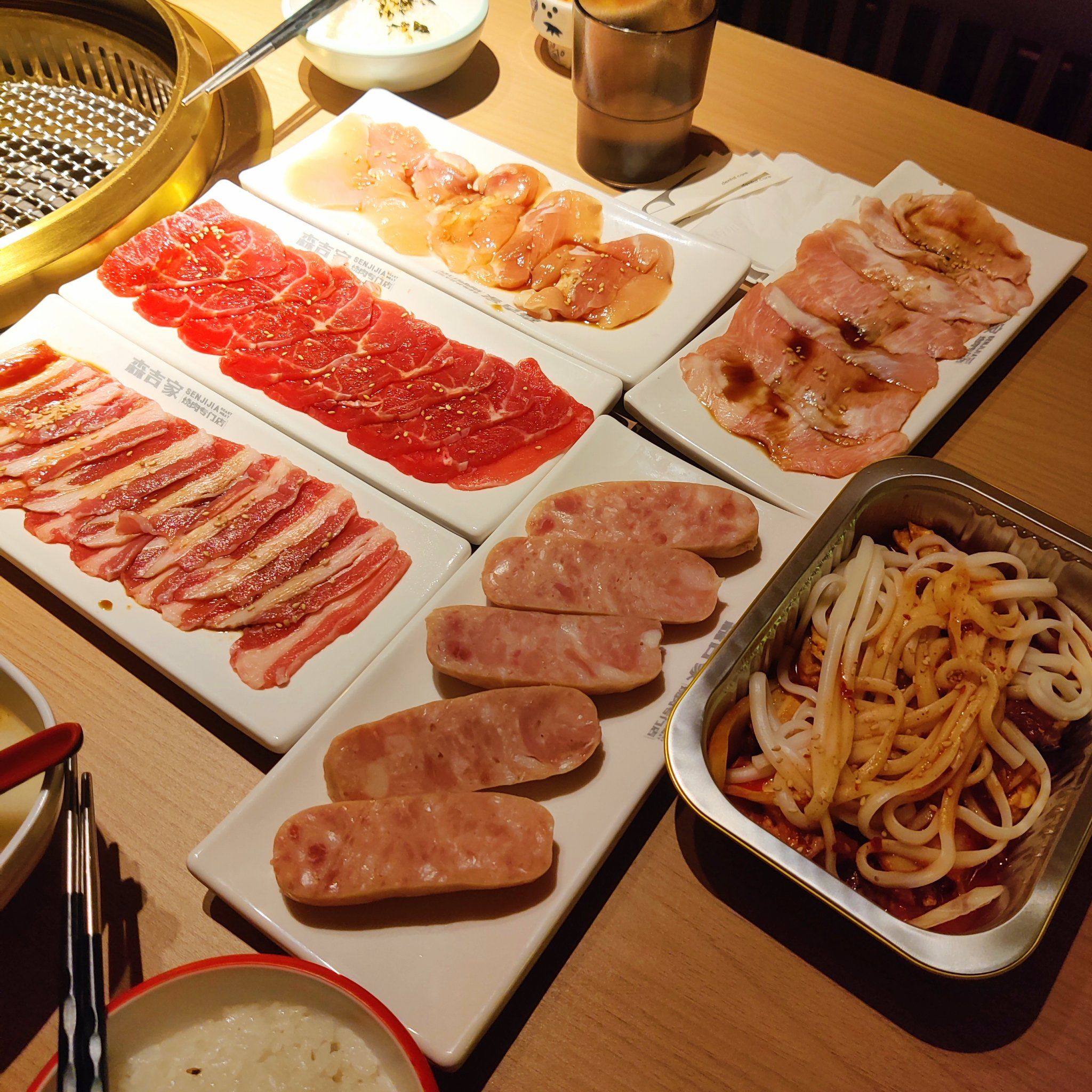 上下之食，一人吃上面，一人吃下