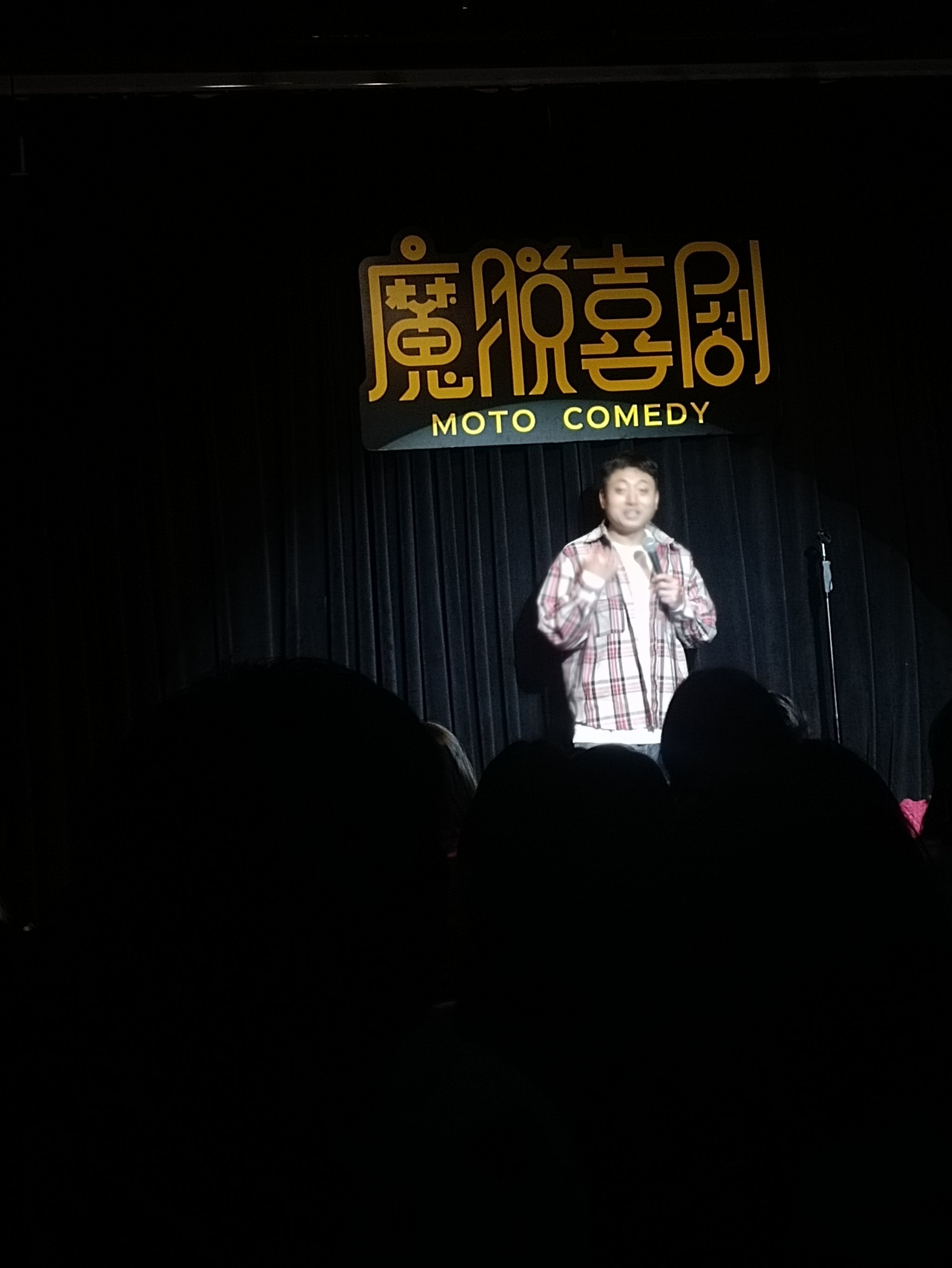 午夜剧场哦哦午夜影院的神秘之旅-第2张图片