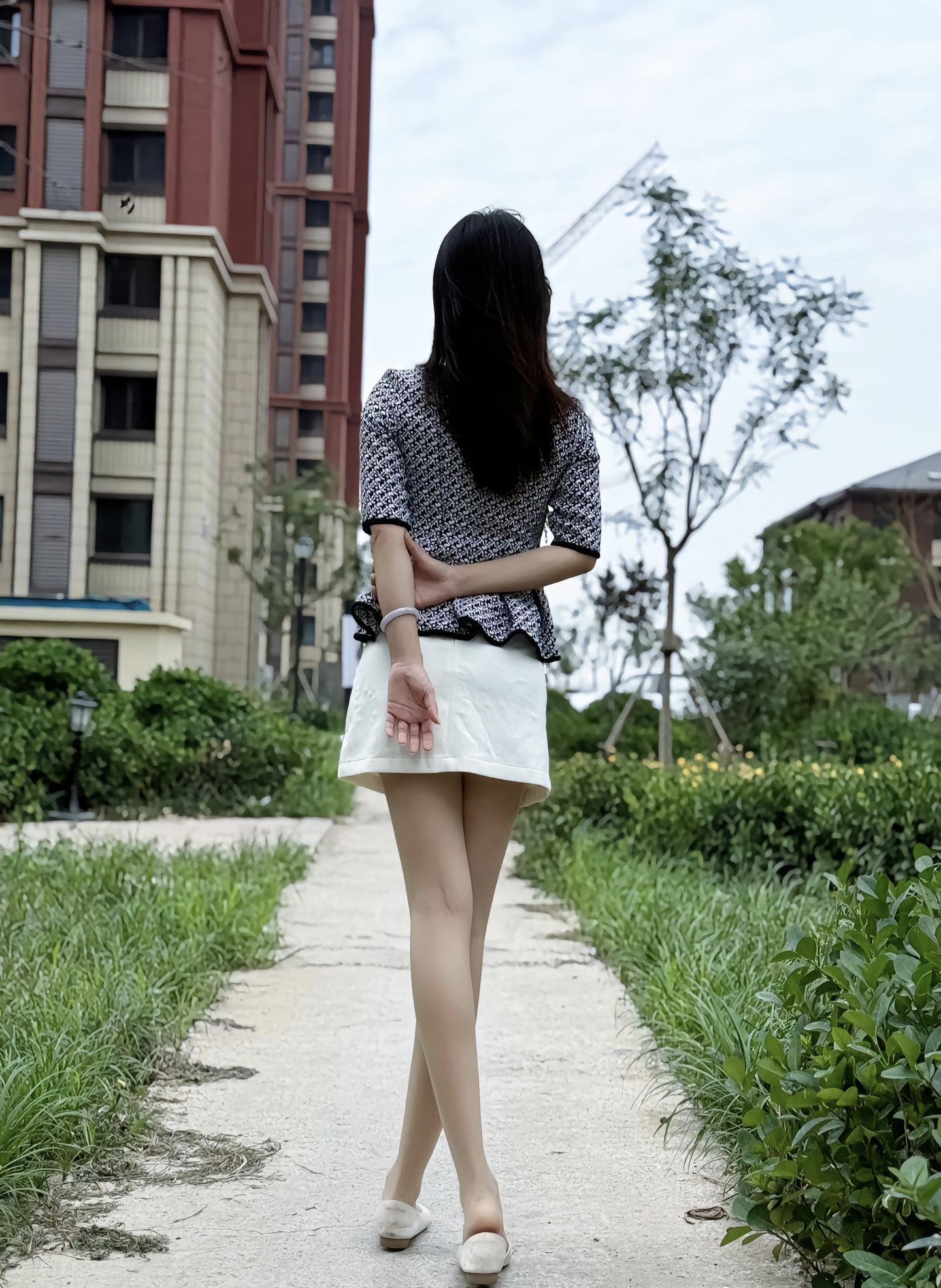 撕开老师的丝袜白丝扒开粉嫩的小探索教育之美——老师丝袜下的细腻世界-第2张图片