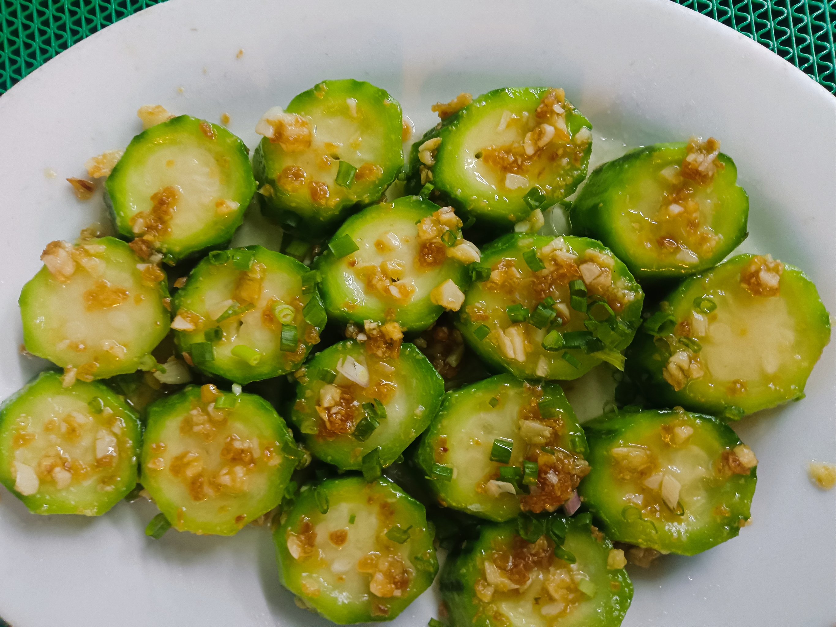 探索多彩果蔬世界，香蕉、丝瓜、草莓、秋葵与小猪芭乐茄子的奇妙之旅-第2张图片