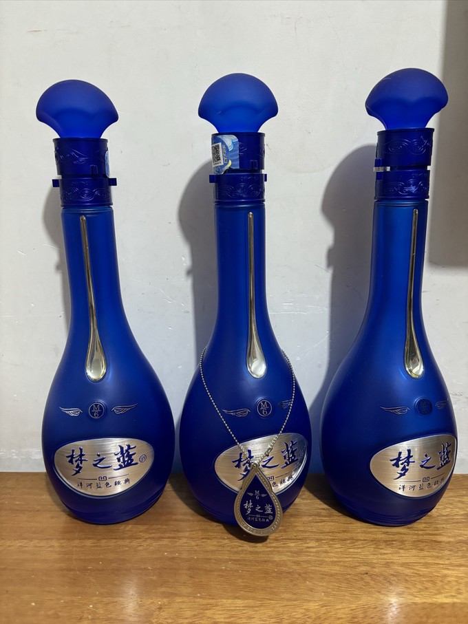 酒瓶自己坐上去酒瓶的奇妙之旅，自我坐定-第1张图片