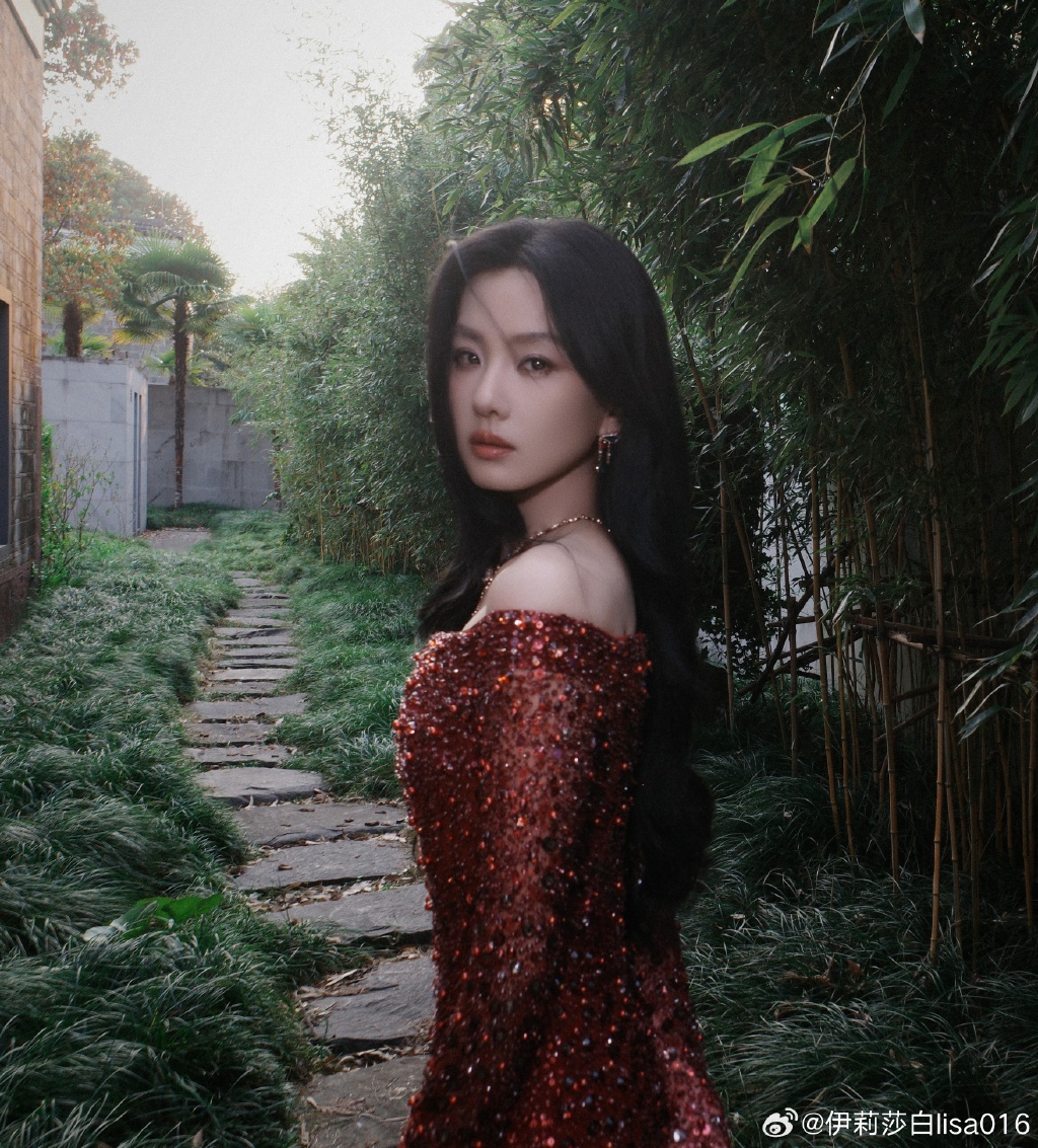 黑暗中的女神黑暗中的女神，坚韧与美丽的交响曲-第2张图片