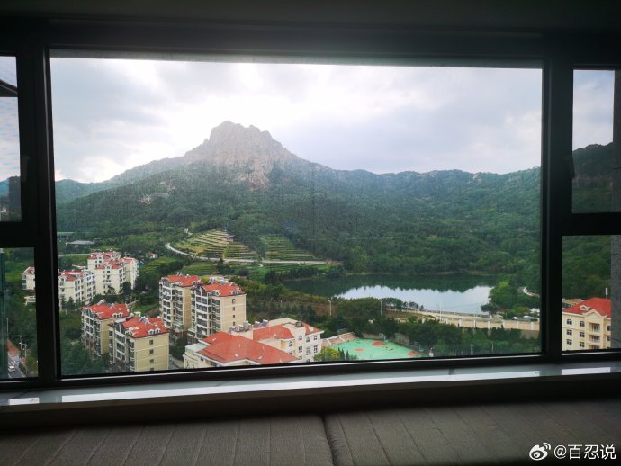 趴在玻璃窗做给别人看的视频大全图片趴在玻璃窗前，展示自我——视频大全