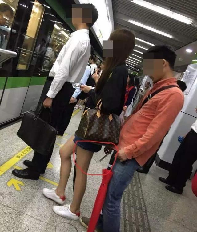 美女在厕所的私密瞬间-第3张图片