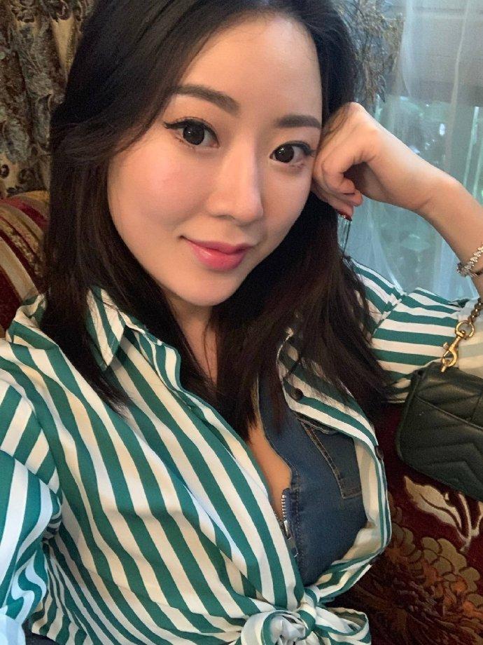outrapay中老年熟女美国黑人跟中国肥婆做爱OUTRAPAY风格下的中老年熟女魅力-第3张图片