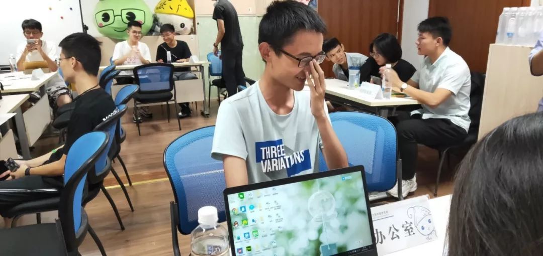 学长上课的时候上课时学长手部动作不安分的应对策略-第2张图片