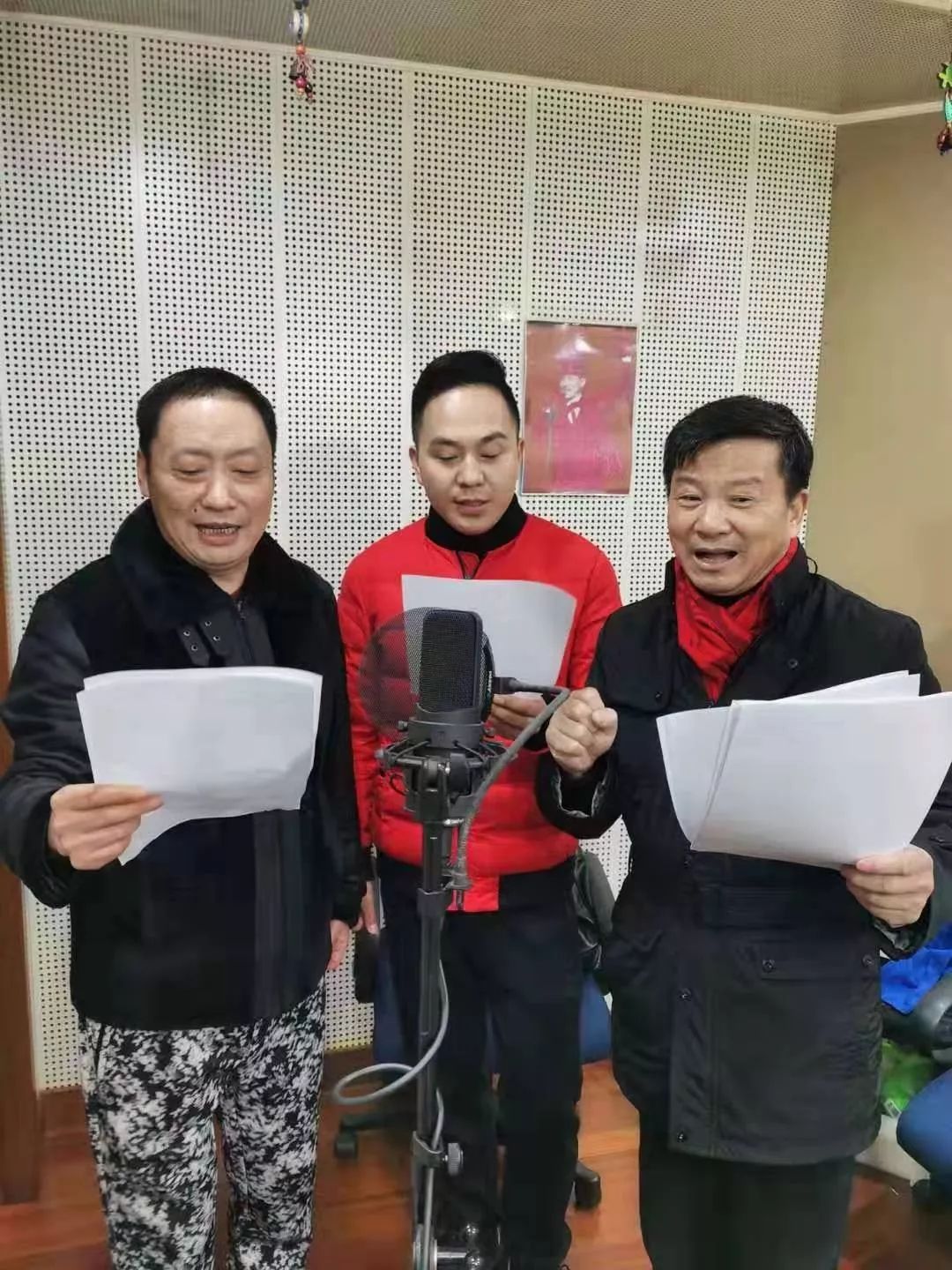 你们三个一起上我团结之力——我们三人并肩作战的瞬间-第2张图片