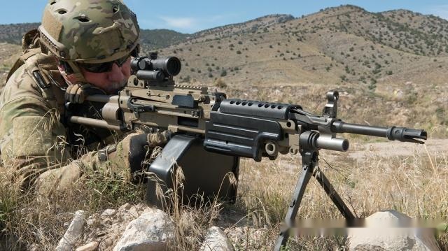 m249M249轻机枪的独特魅力与实战应用-第1张图片