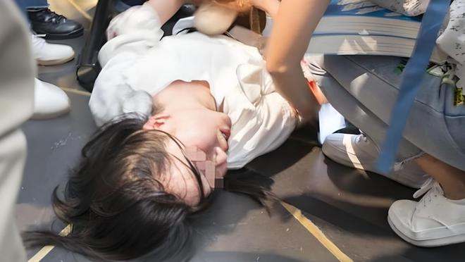 掀起校服揉她的奶头校服下的青春之误