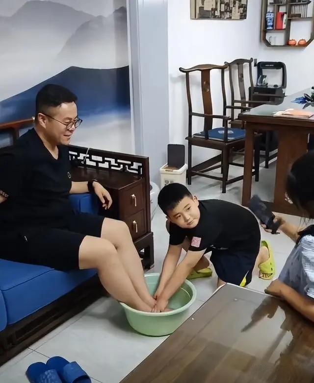 八名老师轮流给我布置作业八名老师轮流布置作业的独特体验