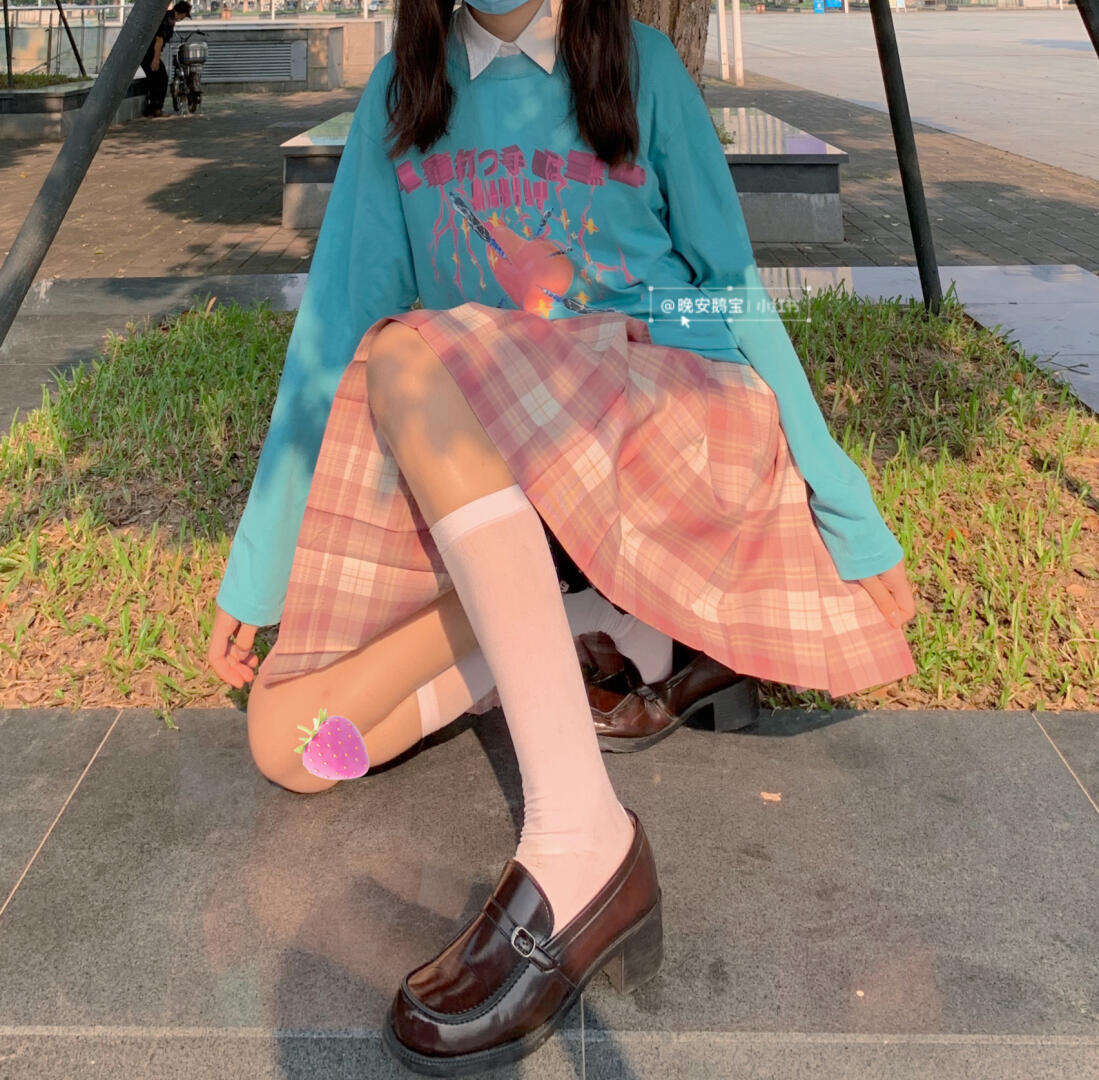 COS粉色JK制服露白内探索时尚新潮流，COS粉色JK制服下的白内魅力