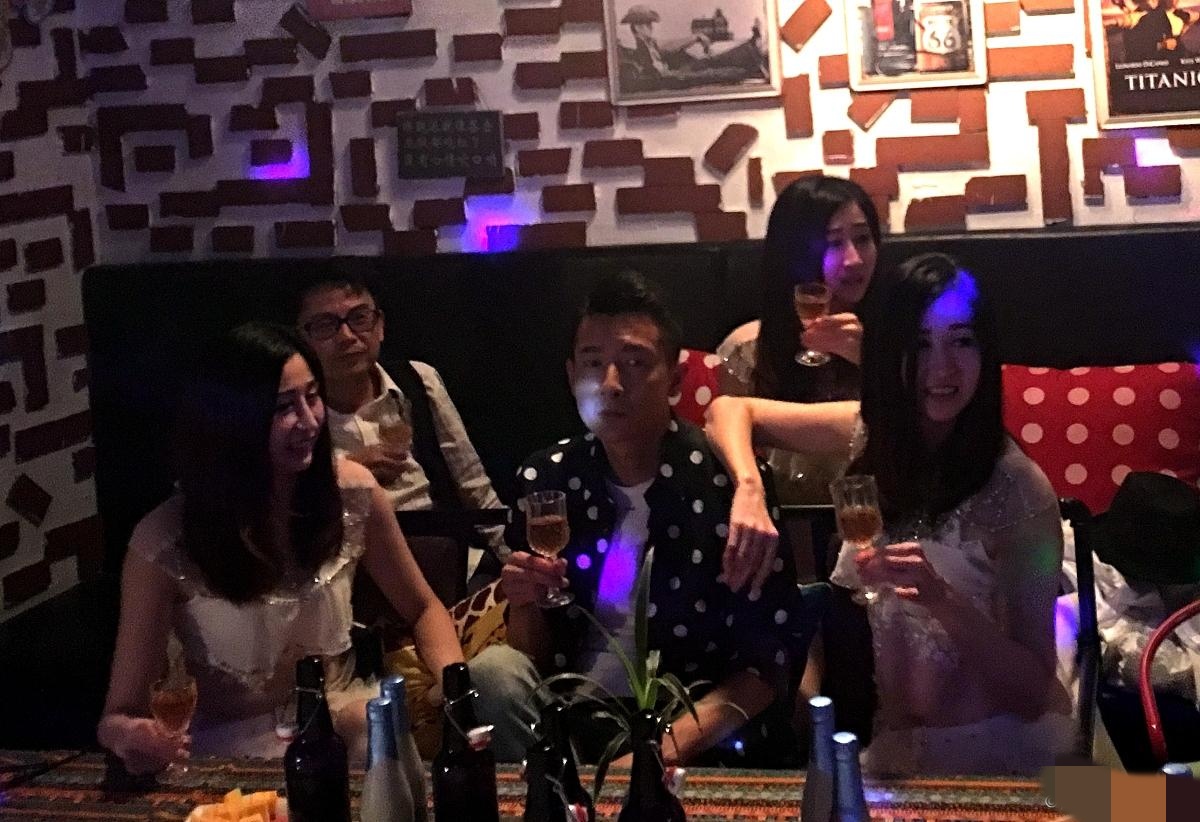 我和室友在ktv张健石鹏亮我和室友在KTV的夜晚——与张健石、鹏亮的难忘时光