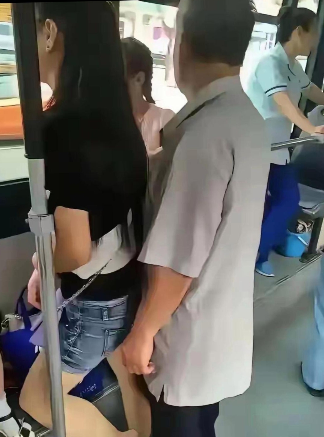 公交车后车座疯狂的做公交车后车座上的疯狂瞬间