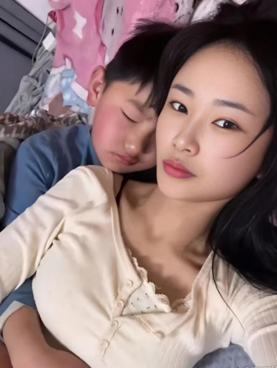 闺女17岁，每晚的温馨拥抱-第2张图片