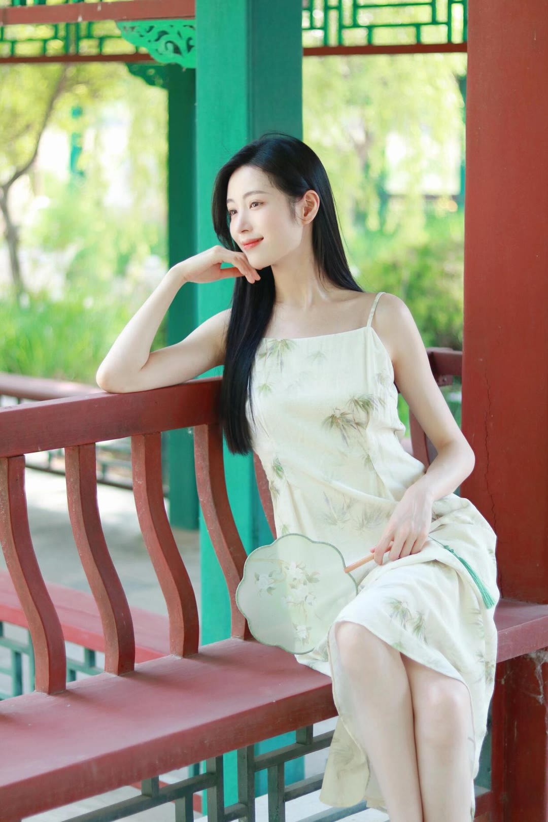 美女与男人之间的互动，一种深入探索的体验