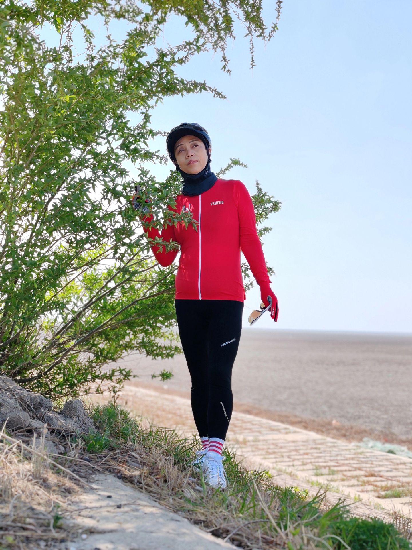 女子草地拔出一大爷的奇妙故事-第3张图片