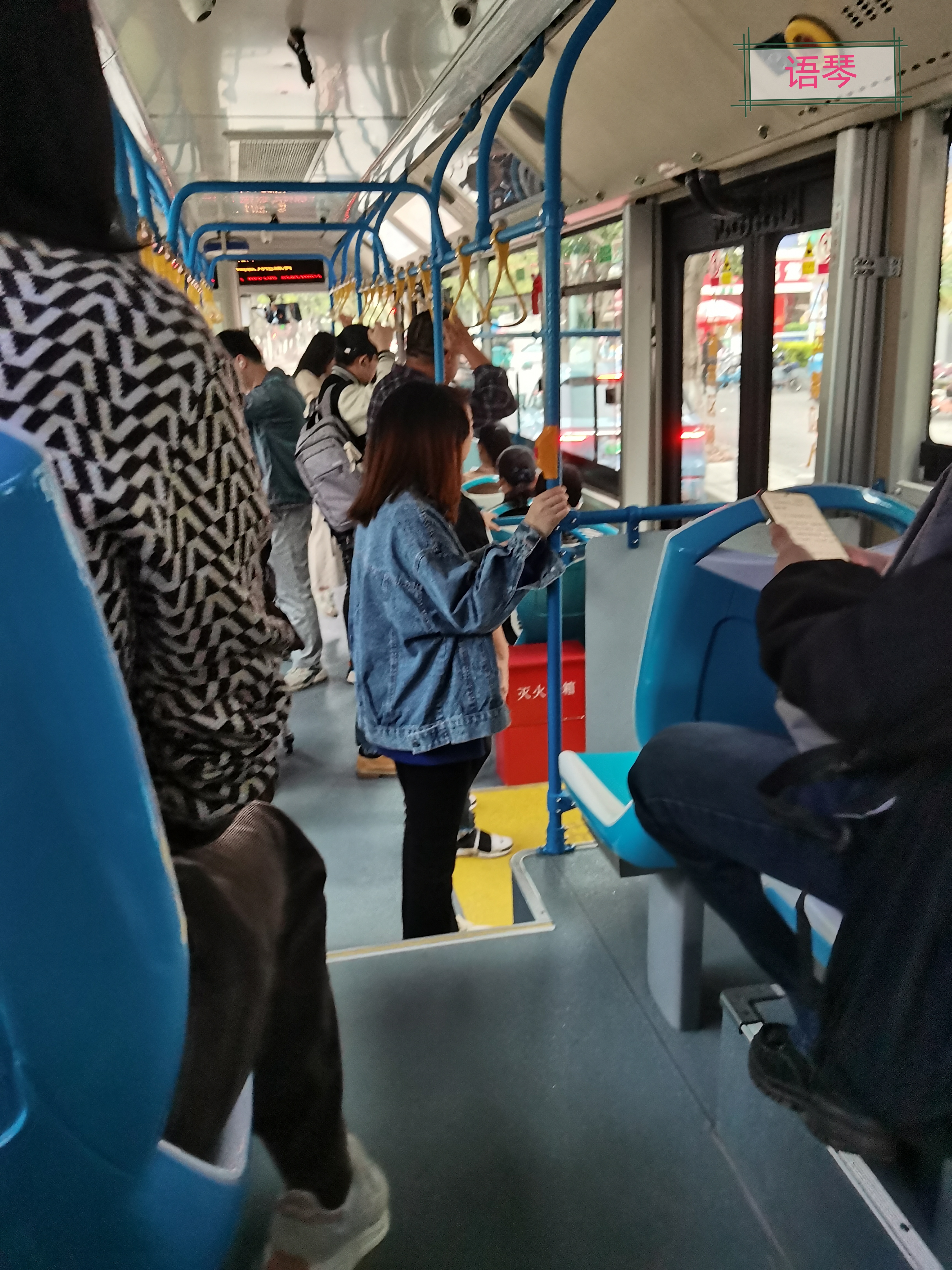 坐公交两个小时去上班远吗公交车上的两小时之旅-第2张图片