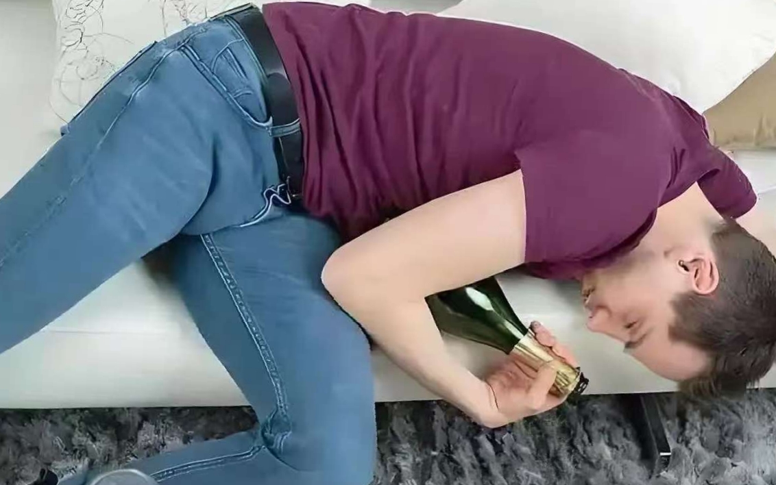 偷玩熟睡醉酒体育壮男g偷玩熟睡中的壮男，醉酒体育背后的秘密-第1张图片