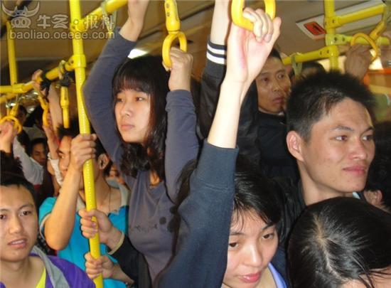 公交车上很挤了公交车上的意外，米青堵在肚子里的经历