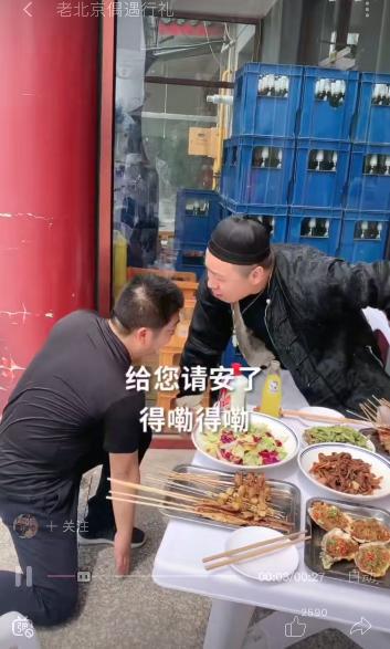 主人要求每天跪着请安发照片跪式请安与日常生活的冲突，从照片看主人要求的背后-第2张图片