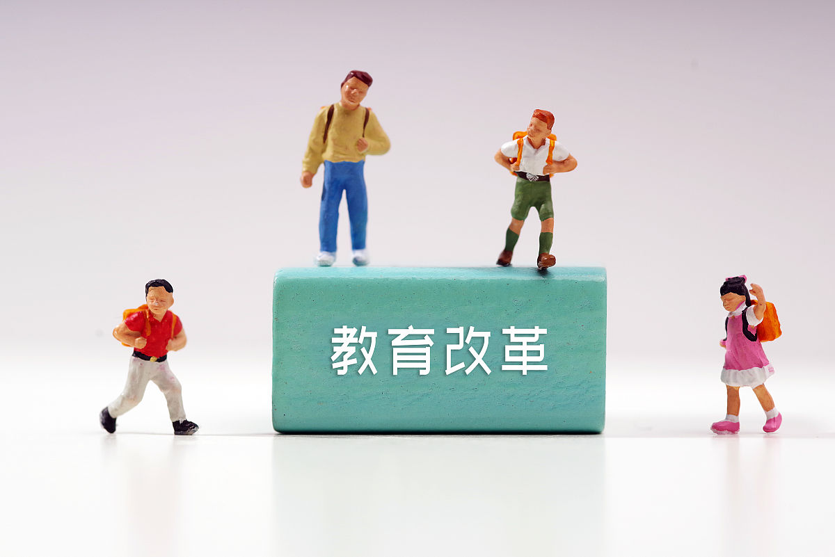 坐着学长硬硬的上面写作业小说学长之上的独特体验，坐着学习与作业的奇妙之旅