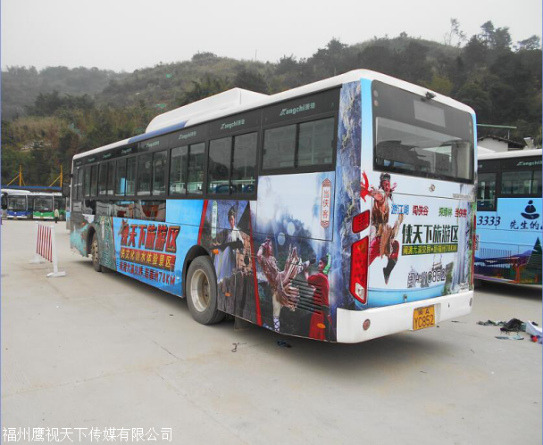 把我拉到公交最后一排公共公交之旅，一次意外而难忘的体验