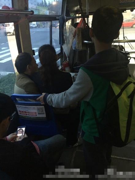 在餐桌上吃饭小说饭桌上的不雅行为，如何避免故意张开腿的尴尬局面-第3张图片
