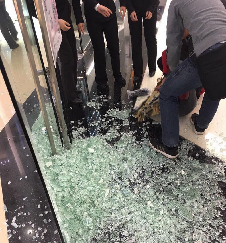 张津瑜9分10秒头撞玻璃视频事件分析