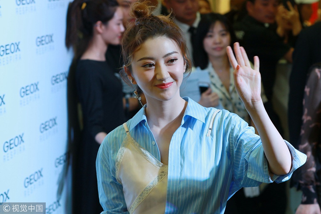 中国美胸模特视频中国美胸模特，时尚界的璀璨明珠-第1张图片