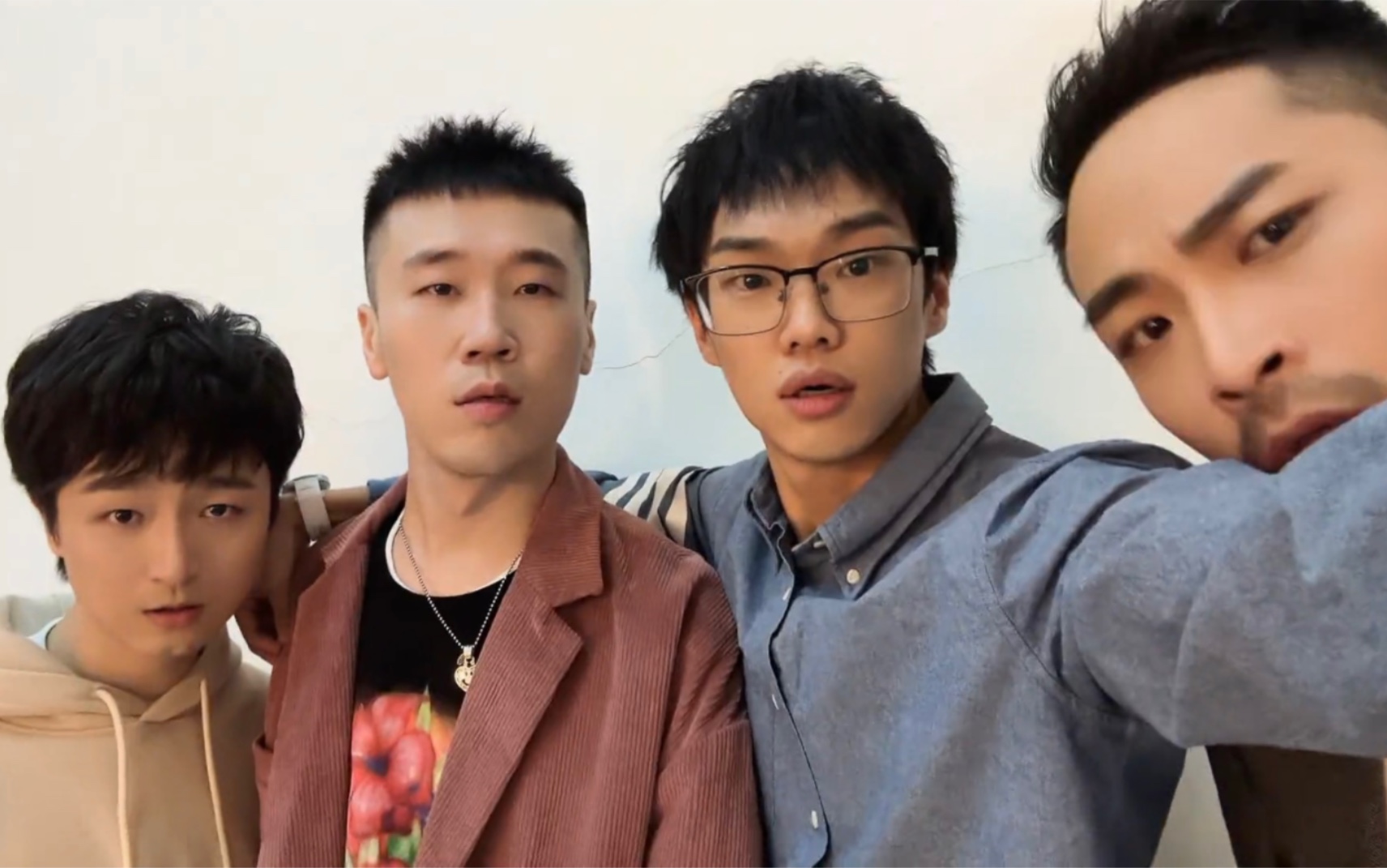 一人一狗卡了六个小时视频一人一狗卡六小时，一段难忘的视频经历-第1张图片