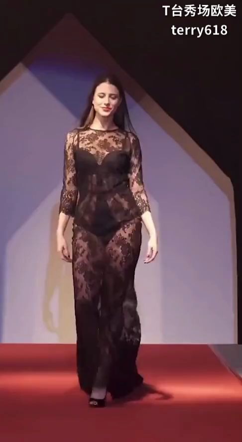 美女脱衣秀美女脱衣秀，时尚与艺术的交织-第1张图片
