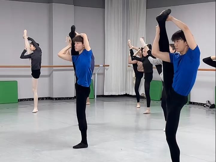 舞蹈课前女生互助——男生难题的温馨解决