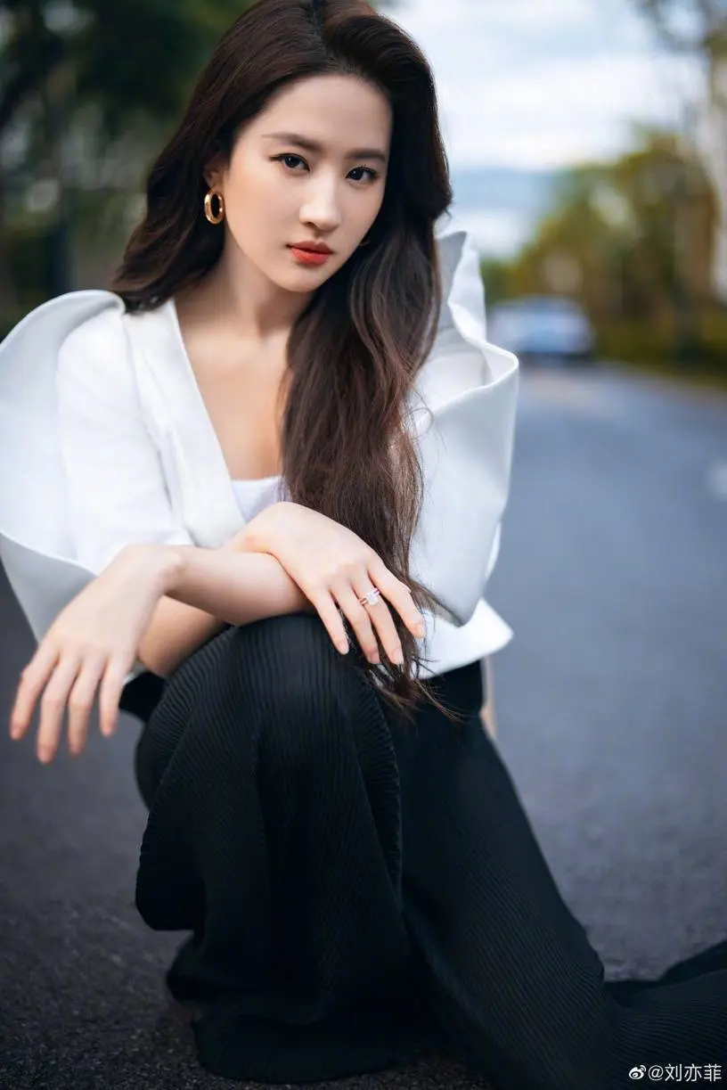 推到杨幂赵丽颖郑爽刘亦菲四位华语影视女星的魅力碰撞，杨幂、赵丽颖、郑爽、刘亦菲-第3张图片