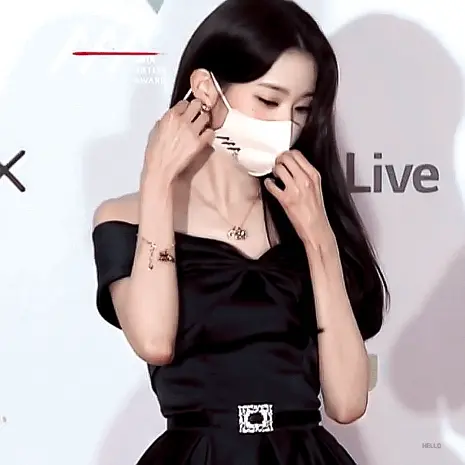 玩偶姐姐摘下口罩的瞬间——美丽与真实的交织-第2张图片