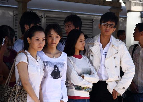 依依成人社依依成人社——探索成长之路的温暖驿站-第2张图片