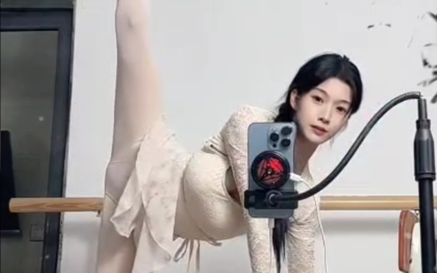 舞蹈生戴小玩具练劈叉,甜蜜的妻子舞蹈生与小玩具的舞蹈故事，以小玩具辅助练劈叉的舞蹈之旅-第2张图片