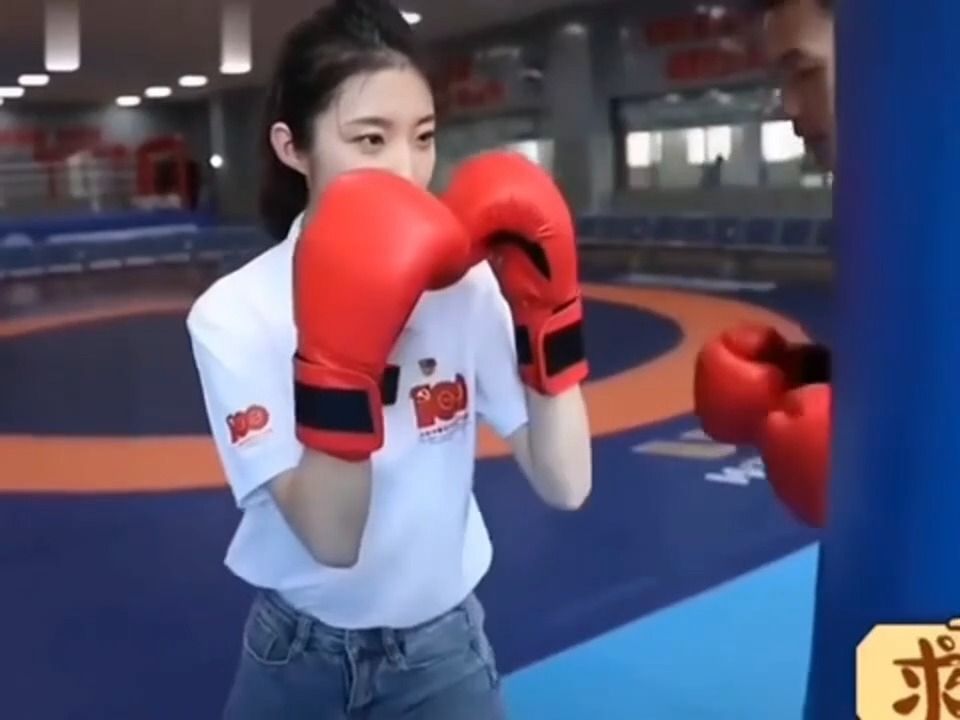 警花张津瑜意外事故，头撞玻璃的瞬间-第2张图片