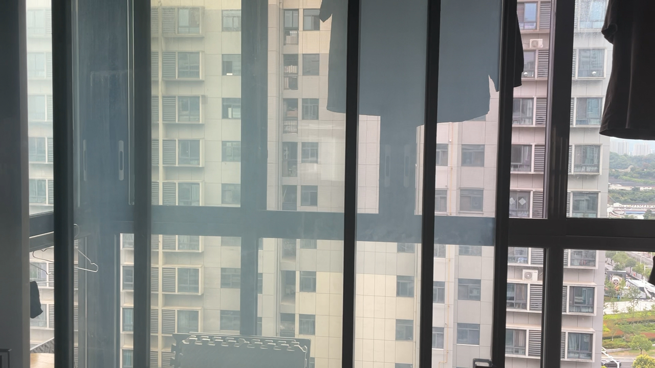 趴在玻璃窗做给别人看的视频大全图片趴在玻璃窗前，展示自我——视频大全-第2张图片